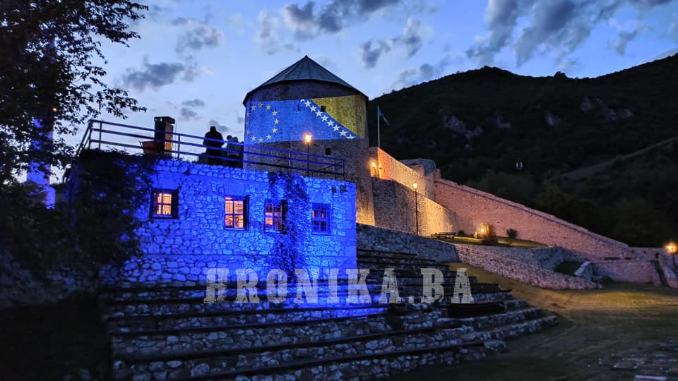 Simbol Travnika večeras u bojama Evropske Unije i Bosne i Hercegovine