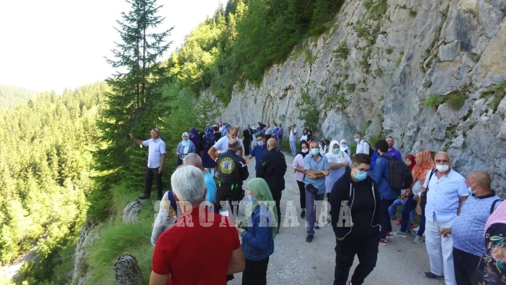 Obilježena godišnjica zločina na Korićanskim stijenama: Za ubijene logoraše 224 ruže