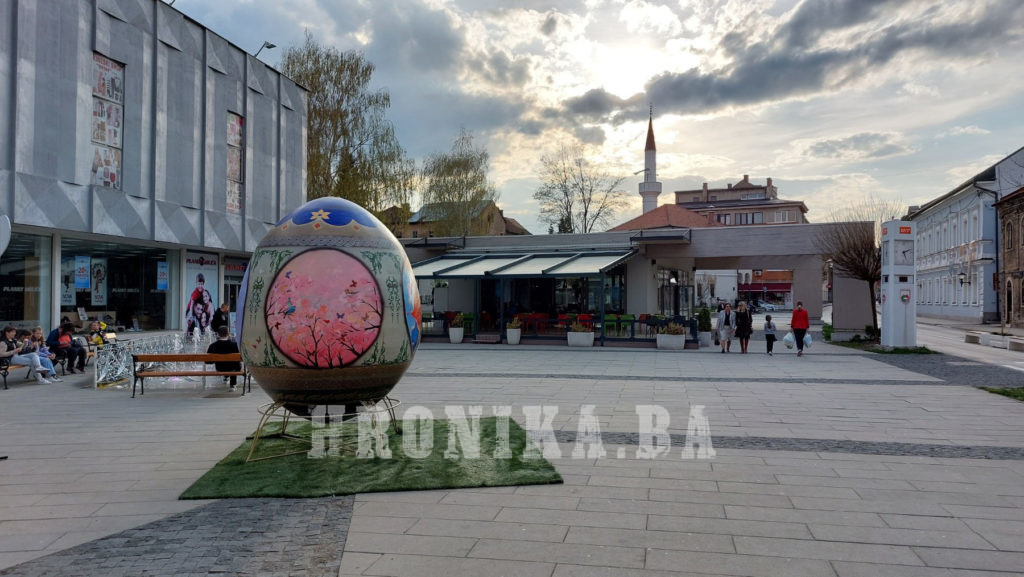 Travnik: Najveće uskršnje jaje na prostoru ex-Jugoslavije visoko je 2,6 metara