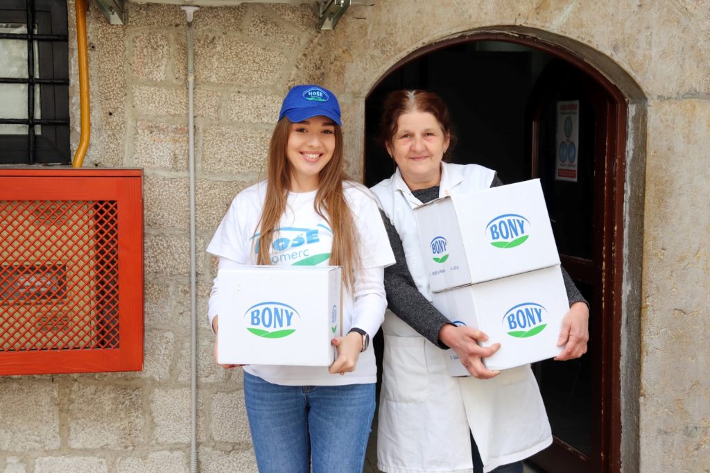 Povodom 6. aprila Hoše komerc paketima sa hranom obradovao korisnike Narodne kuhinje Stari Grad "Tetka Zilha"