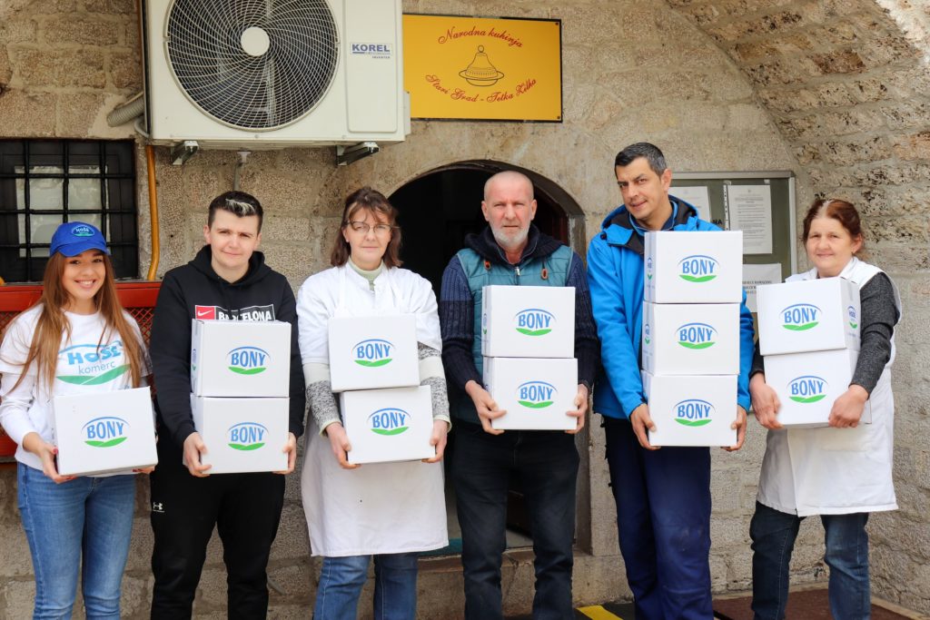 Povodom 6. aprila Hoše komerc paketima sa hranom obradovao korisnike Narodne kuhinje Stari Grad "Tetka Zilha"