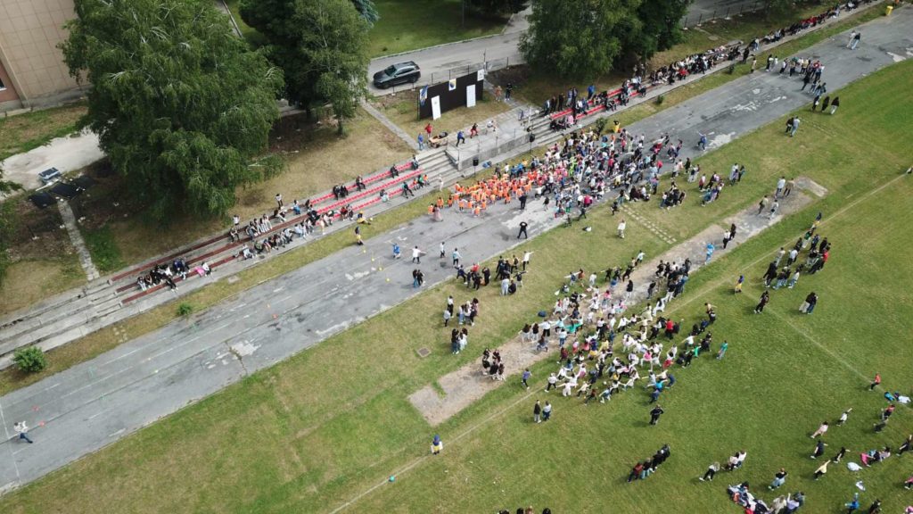 U Travniku svečano otvoreni novi višenamjenski sportski tereni uz učešće od oko 500 učenika