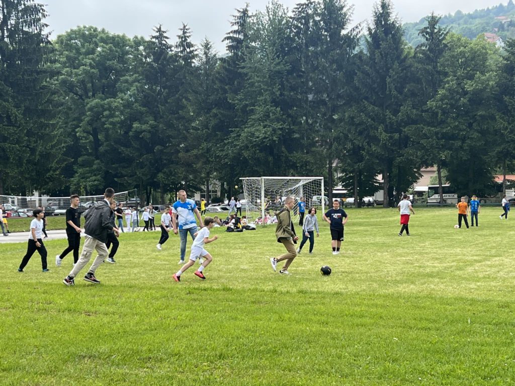 U Travniku svečano otvoreni novi višenamjenski sportski tereni uz učešće od oko 500 učenika