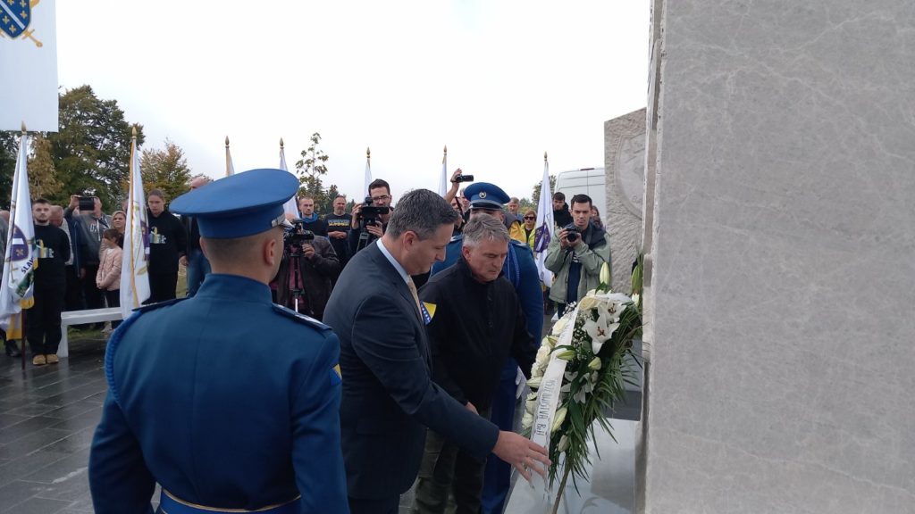 Dani pobjede, dani ponosa: Na Vlašiću se zavijorila najveća zastava Republike Bosne i Hercegovine