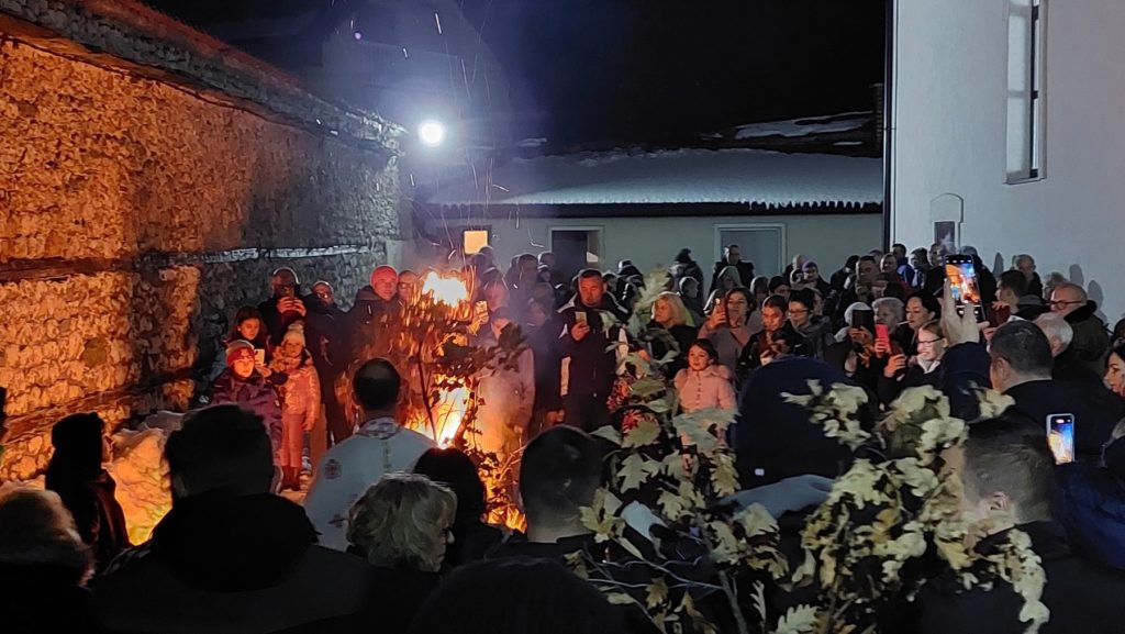 Travnik: Paljenje badnjaka uoči pravoslavnog Božića