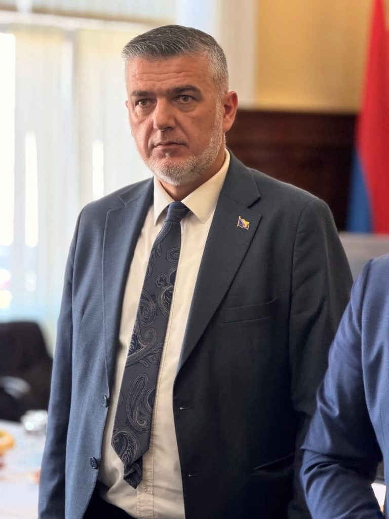 SDA kapitulirala pred ideolozima Ratka Mladića: Njen funkcioner se izvinjava jer je osudio ratnog zločinca