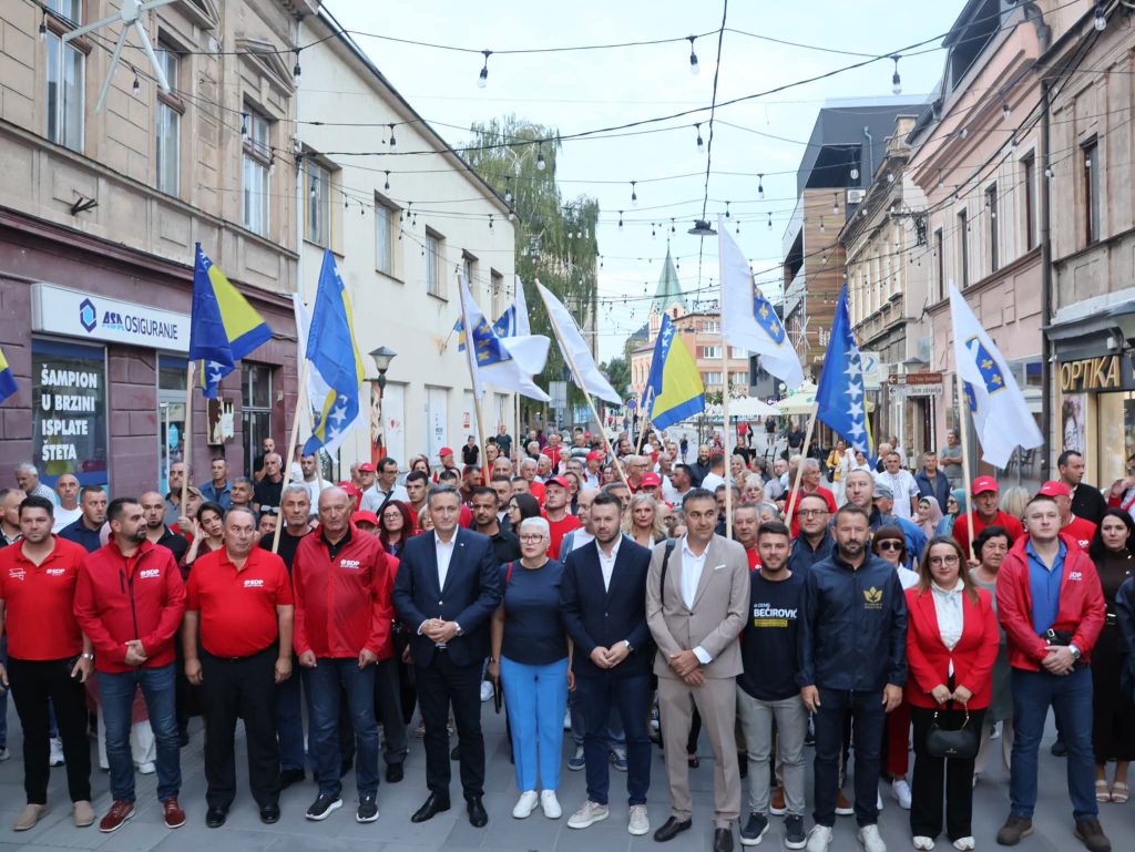 Impresivne scene iz Travnika: Građani u velikom broju došli na susret s Bečirovićem