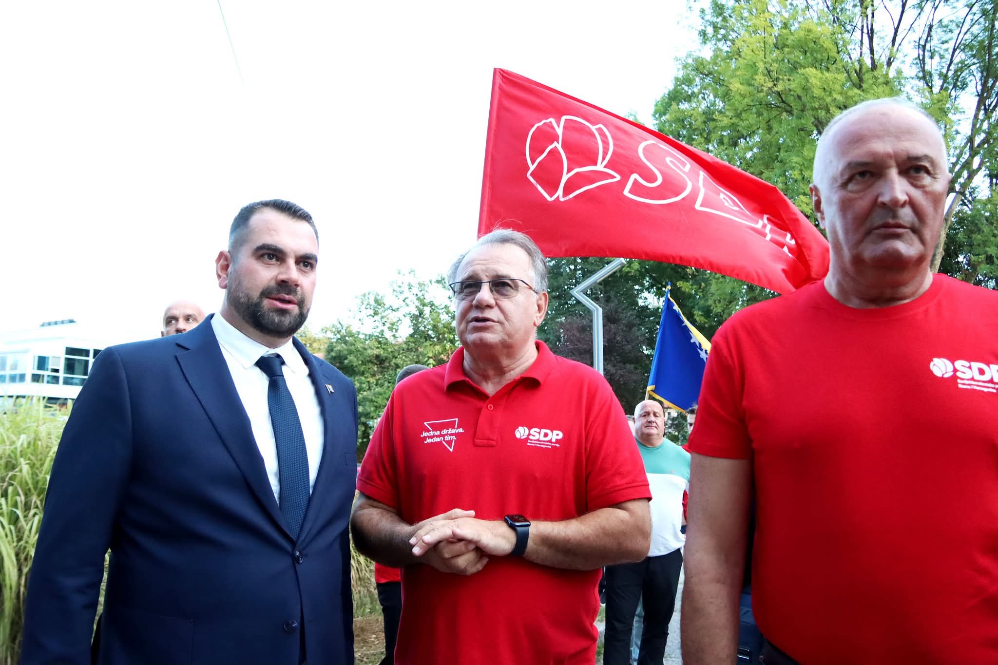 Zaštićena korpa od 200 proizvoda, plata od 1.500 KM i penzija od 1.000 KM: SDP predstavio konkretne ciljeve
