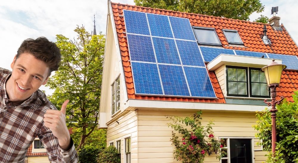 momak-sa-pozitivnim-isustvom-sa-solarnim-panelima